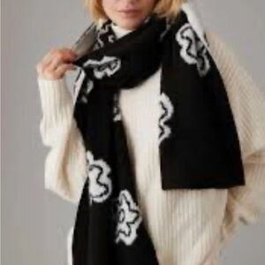 American Eagle Black and White Oversized flower Patterned Scarf reversible